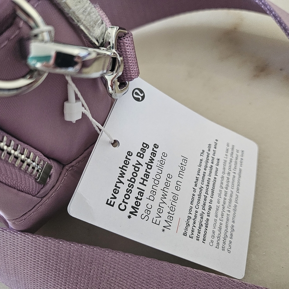 Lululemon Everywhere Crossbody Bag 2L Metal Hardware - Picture 5 of 6